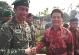 印尼总统佐科维与宝鹰集团董事局主席古少明亲切握手并交谈