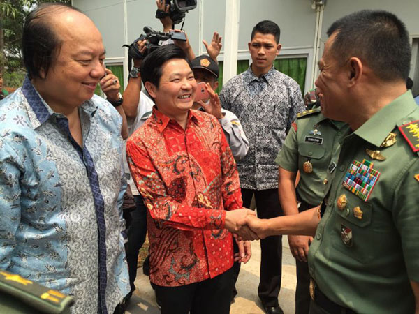 宝鹰集团董事局主席古少明出席印尼国军总部环保节能房移交仪式