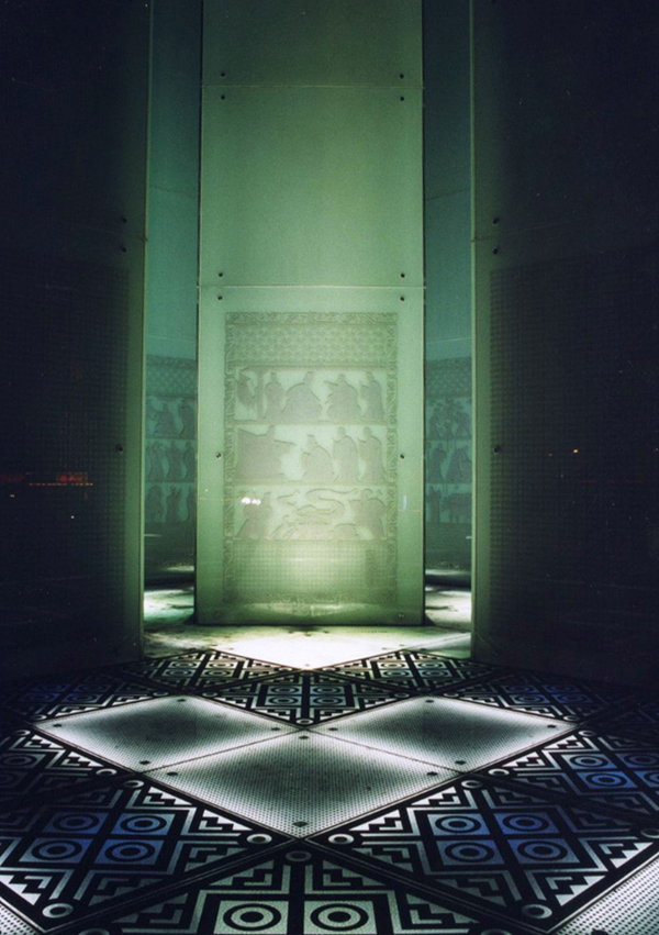《齐之风》--2002年--淄博火车站齐之风琉璃雕塑内部近景_副本.png