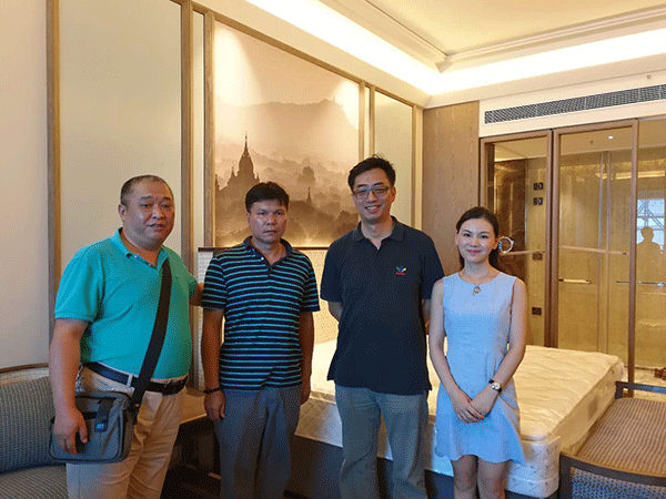中建南方副总裁岑建彬（右二）、副总裁柳芳（右一）、柬埔寨项目负责人余文杰（左二）、工程师邵辉（左一）合影