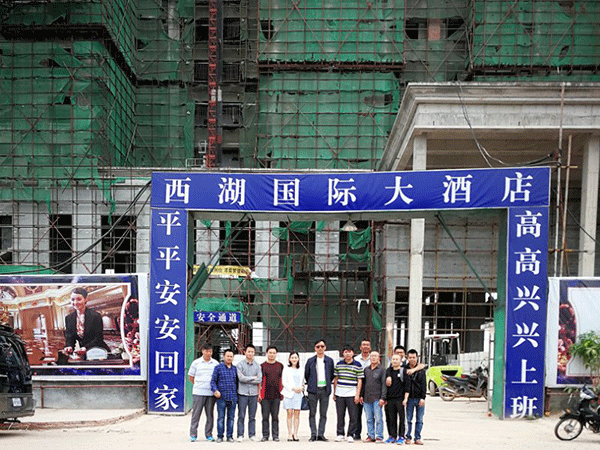 中建南方副总裁岑建彬（左六）、副总裁柳芳（左五）与项目管理团队合影