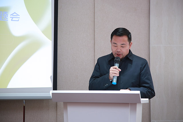 西装协设计委副主任委员桂志明宣读增补设计委副主任的决定
