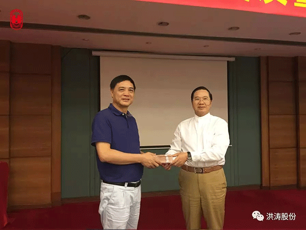 进度质量工作会议颁奖现场-陈远浩副总经理(左)