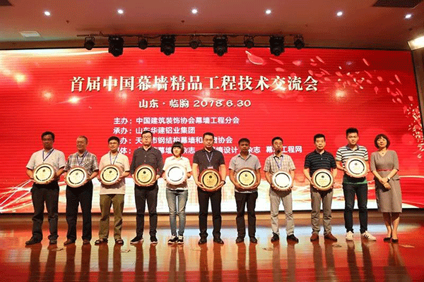 集团副总工程师叶子明（左二）