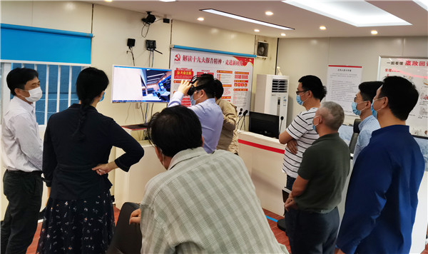 2、各各方领导体验深圳医械项目VR效果.jpg