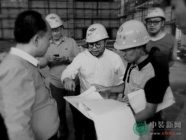14 杨邦胜先生在项目现场，与相关配合单位做图纸确认与沟通.JPG