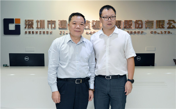 1、刘海云主席与周小勇县长（右）在建艺集团合影.JPG